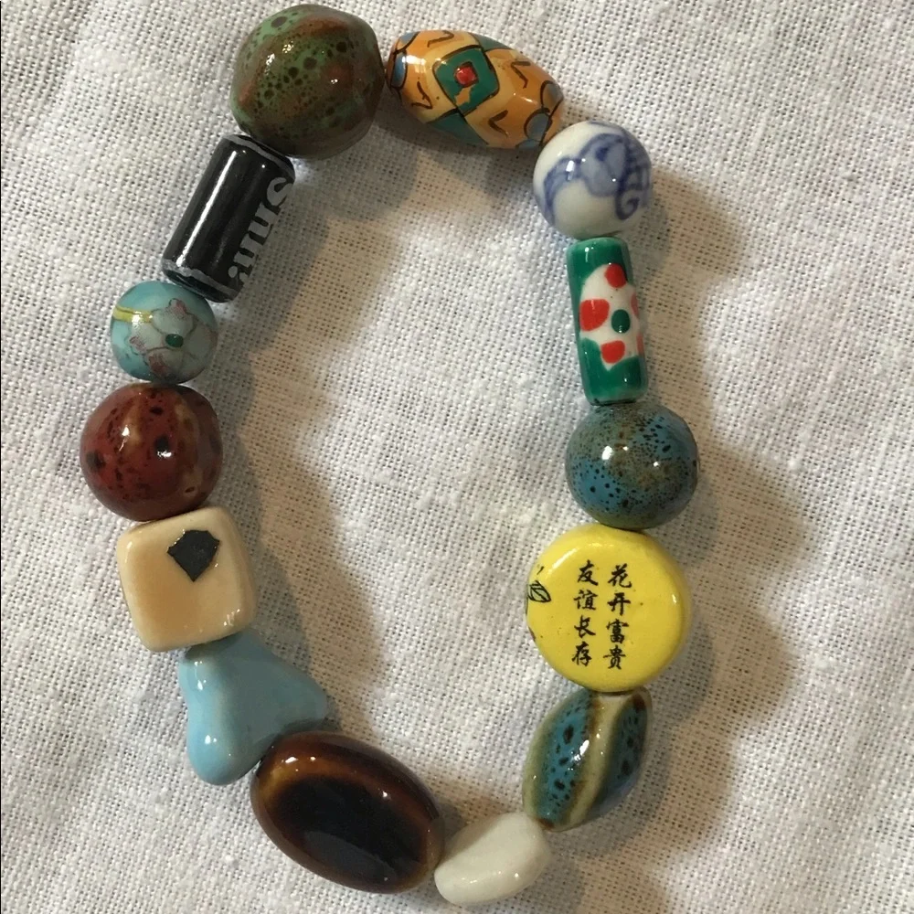 Women’s elastic beaded bracelet.new 91/2 inches